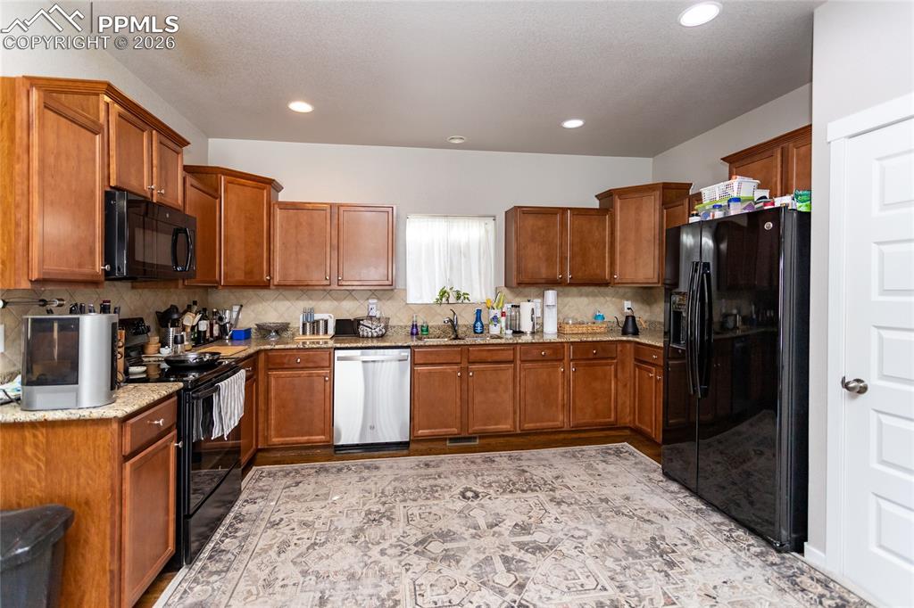 Image 15 of 34: Kitchen