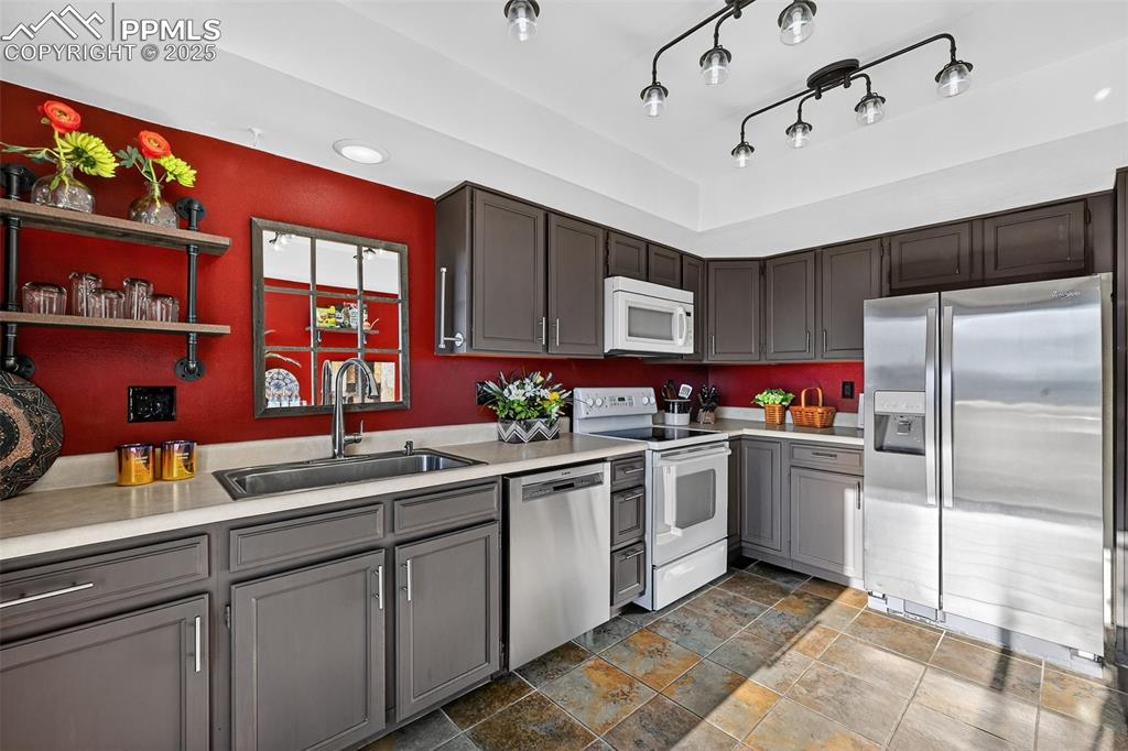 Image 12 of 31: Kitchen