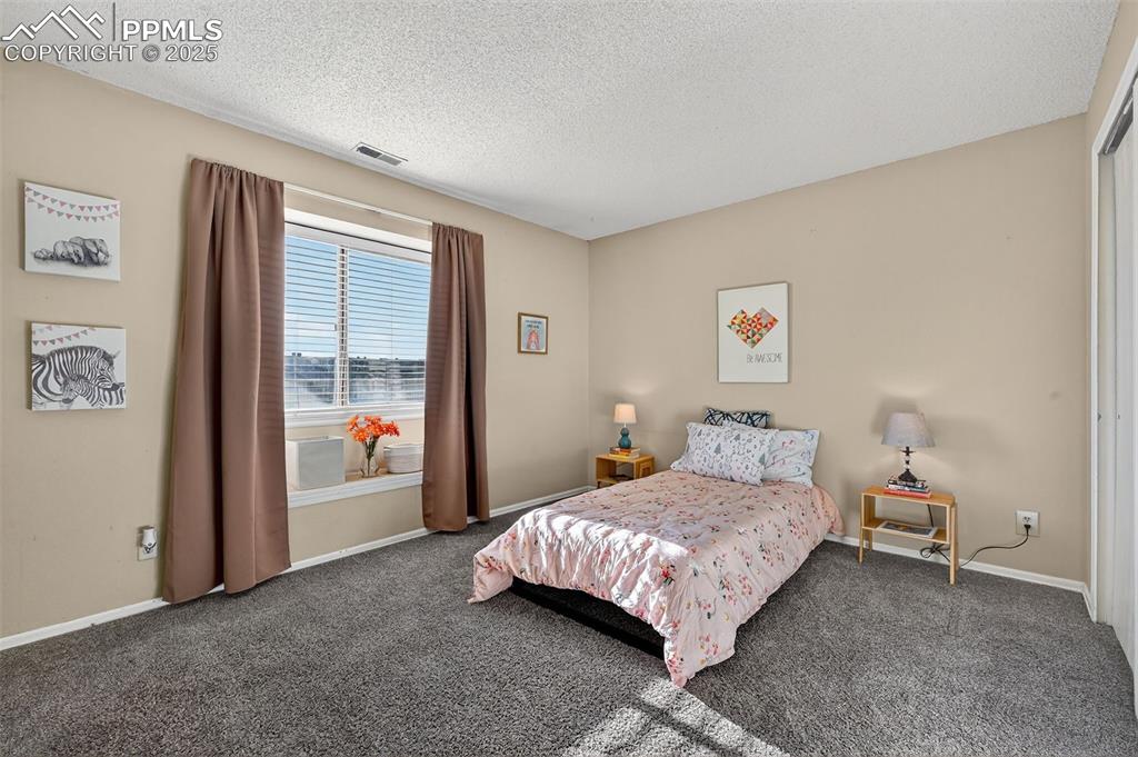 Image 17 of 31: Bedroom