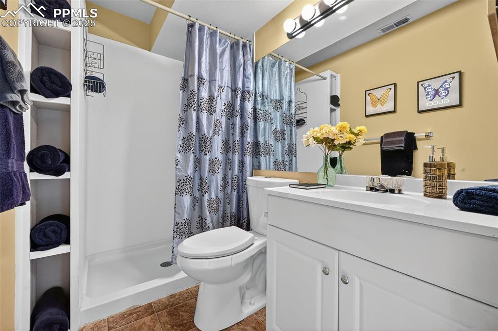 Image 19 of 31: Bathroom