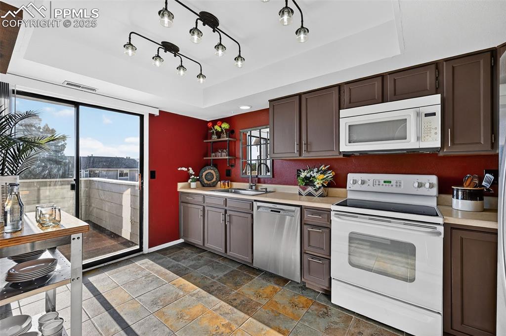 Image 2 of 31: Kitchen