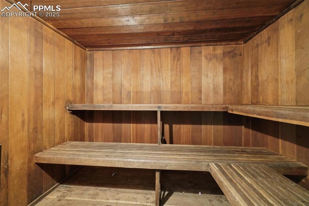 Image 26 of 31: Sauna