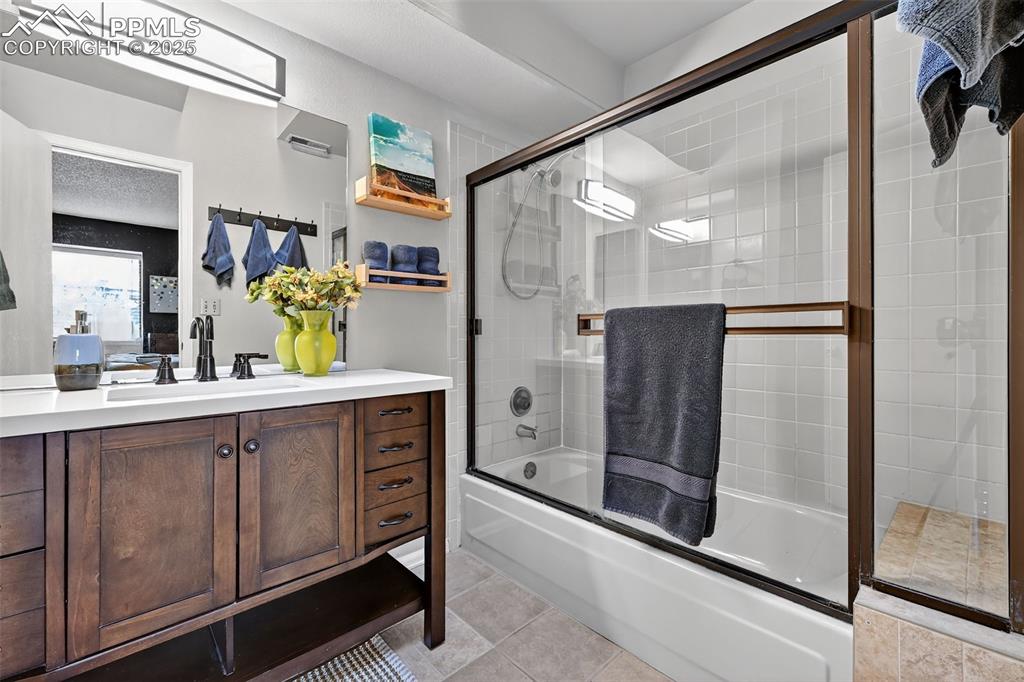 Image 5 of 31: Bathroom