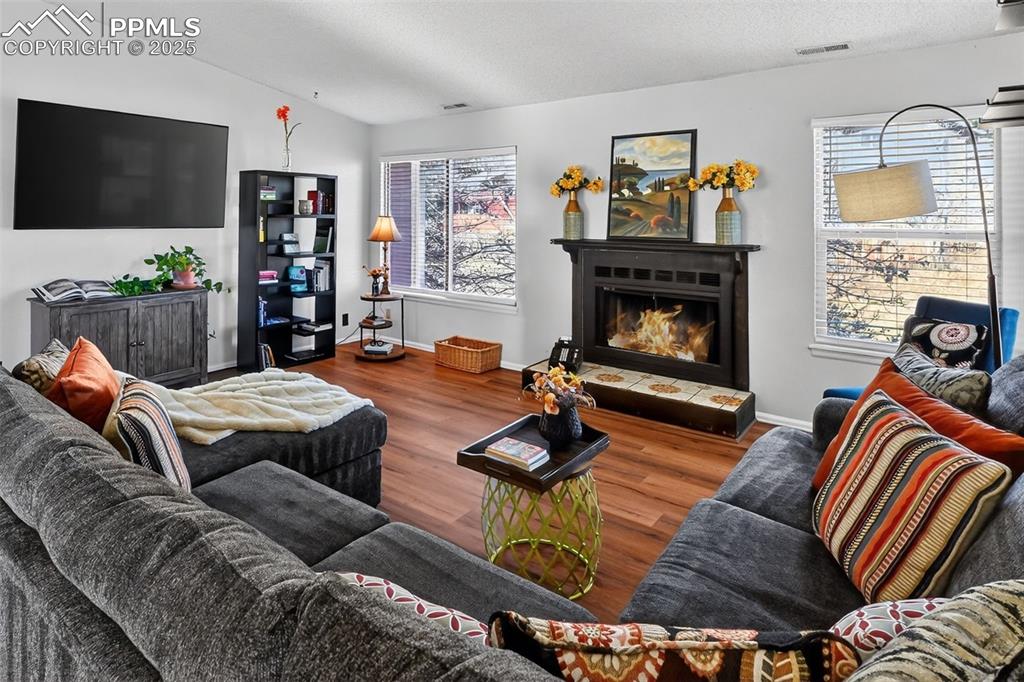 Image 9 of 31: Living Room