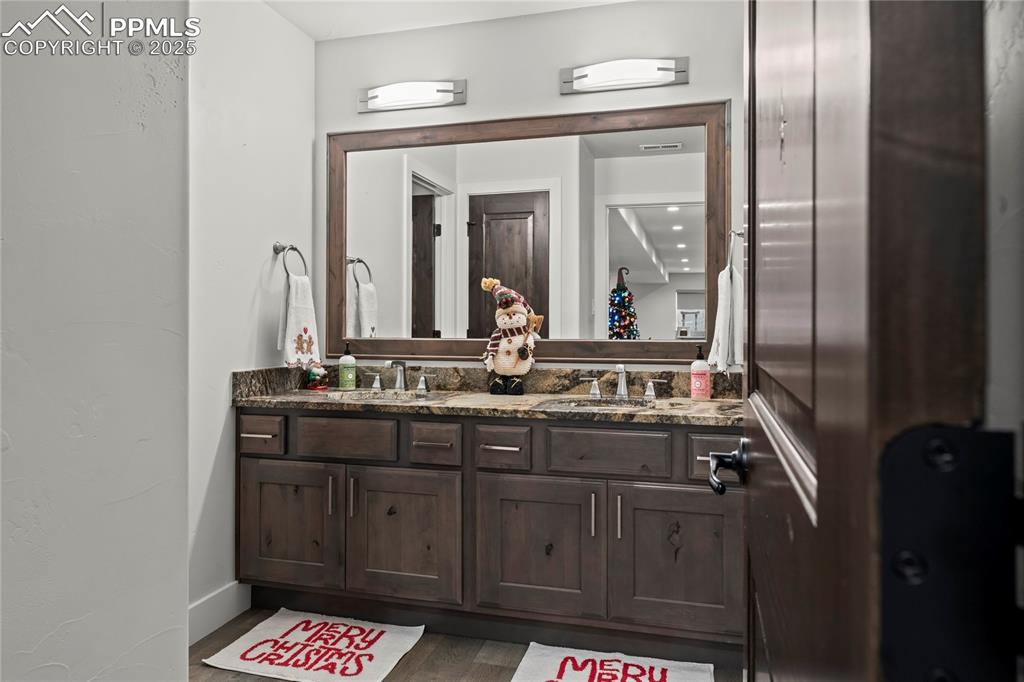 Image 34 of 48: Bathroom