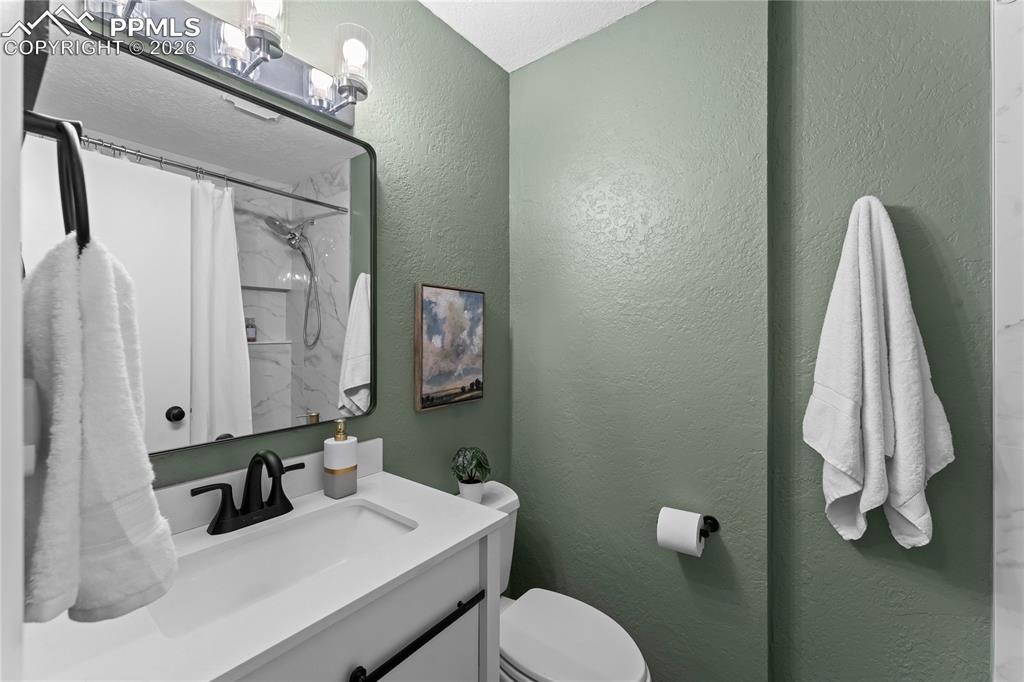 Image 12 of 35: Bathroom