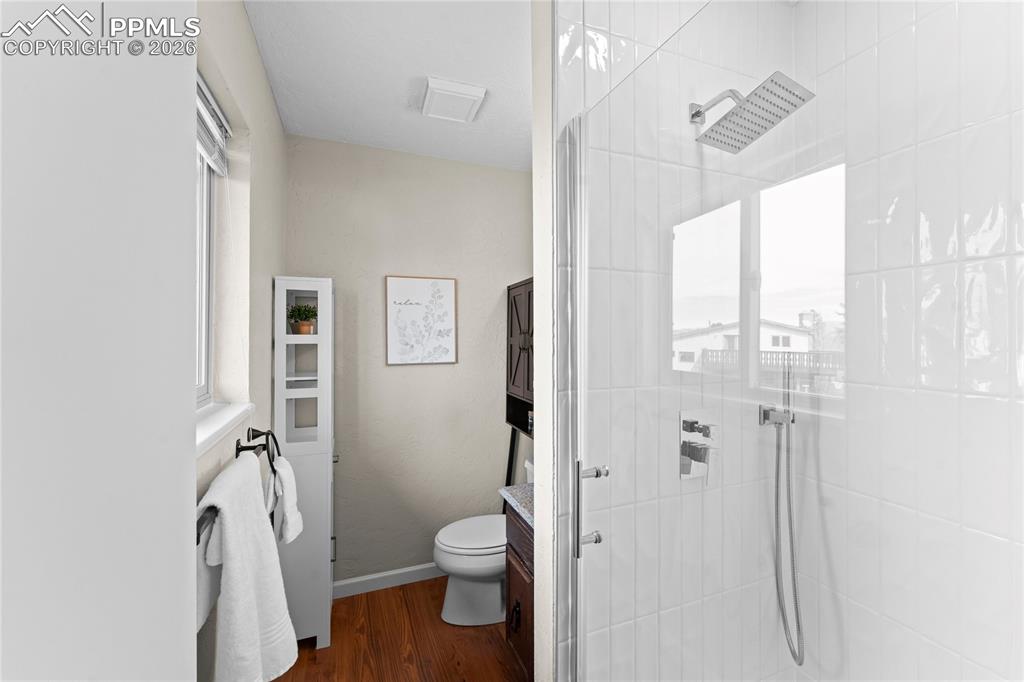 Image 21 of 35: Bathroom