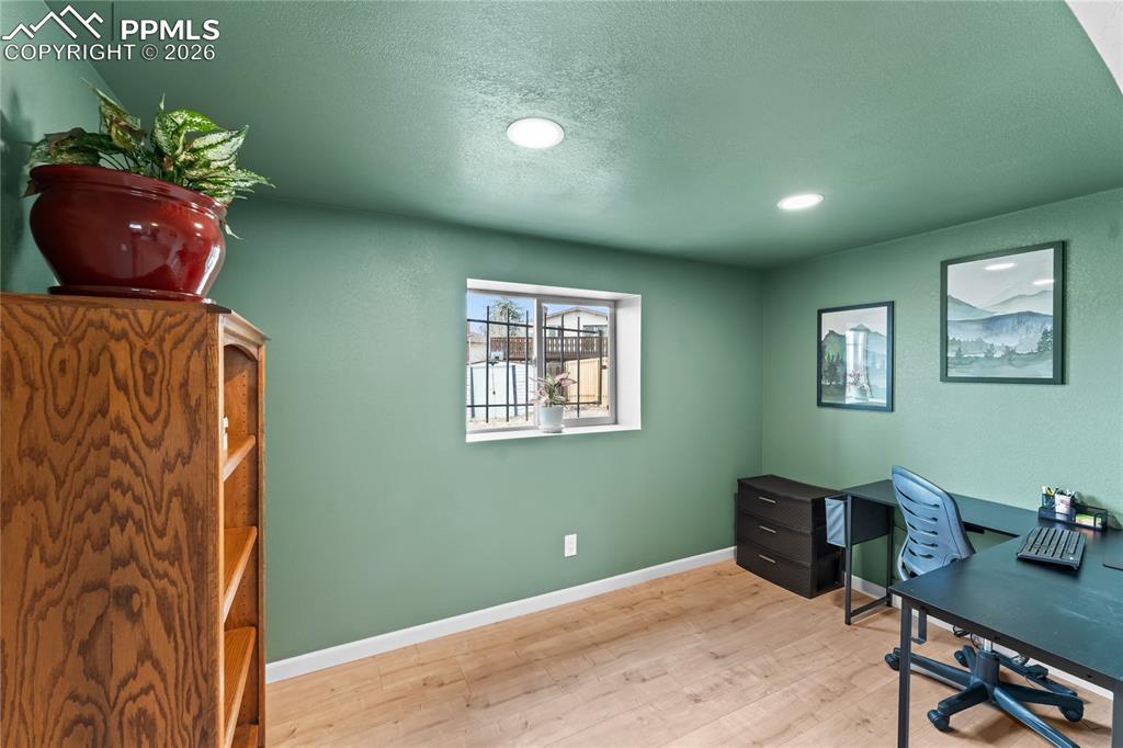 Image 27 of 35: Office