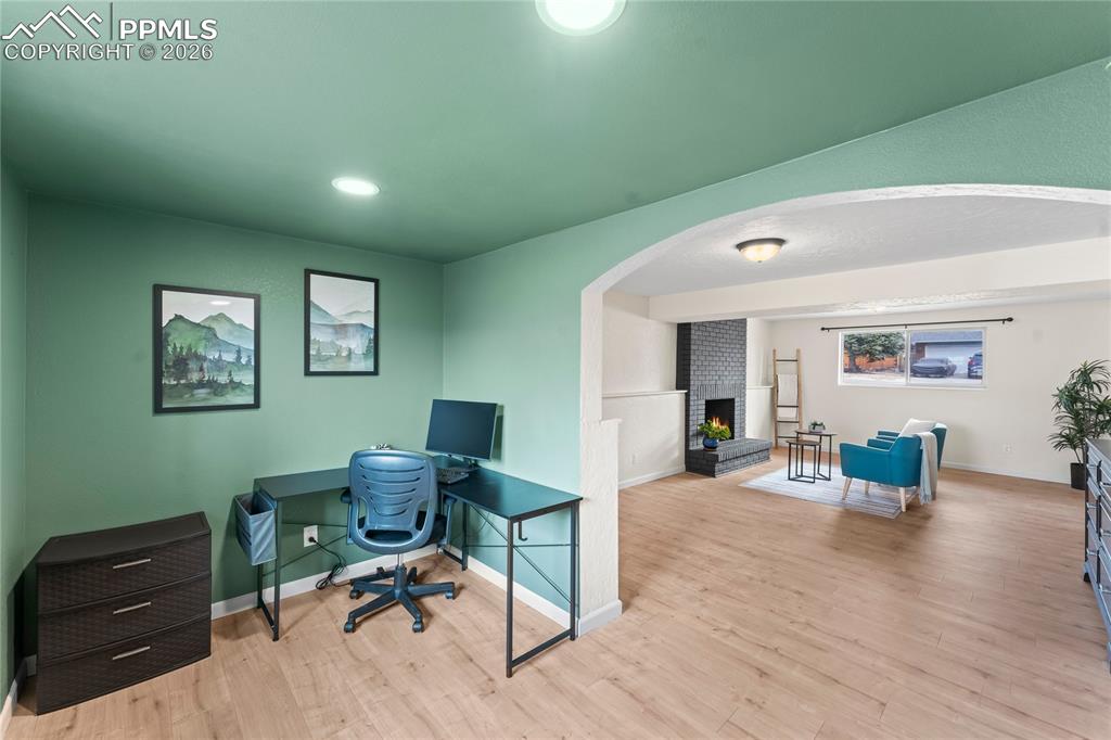 Image 28 of 35: Office