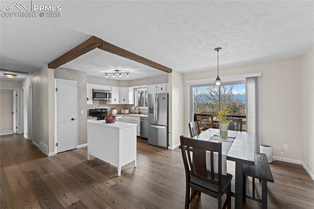 Image 5 of 35: Dining Area