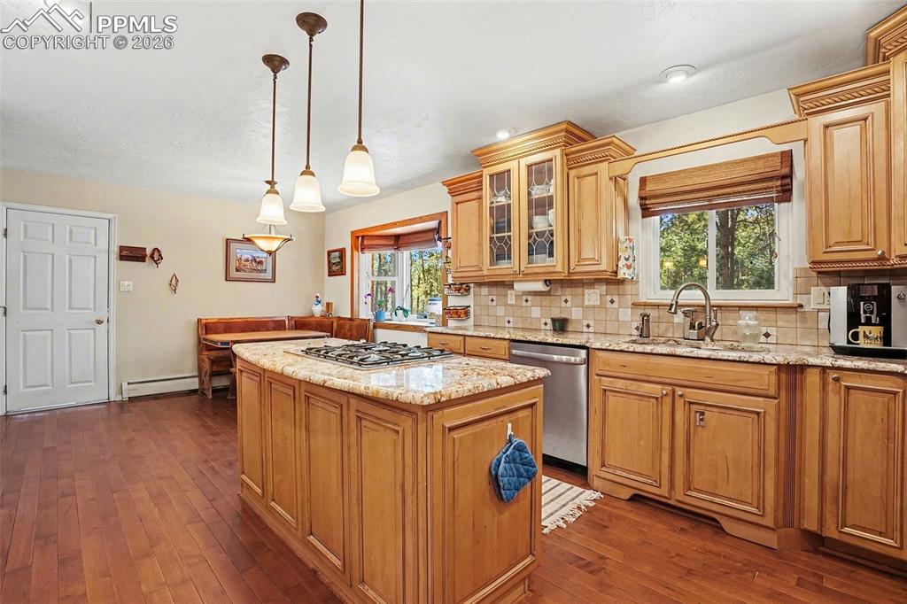 Image 10 of 50: Kitchen