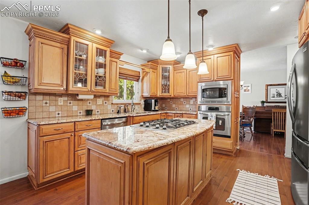 Image 12 of 50: Kitchen