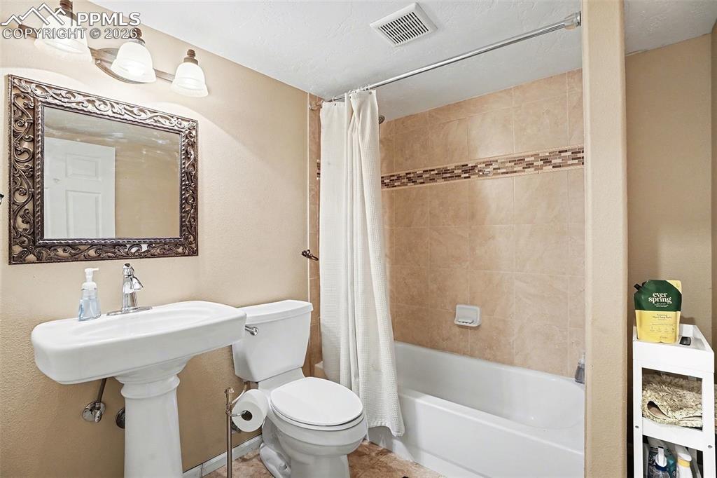 Image 14 of 50: Bathroom