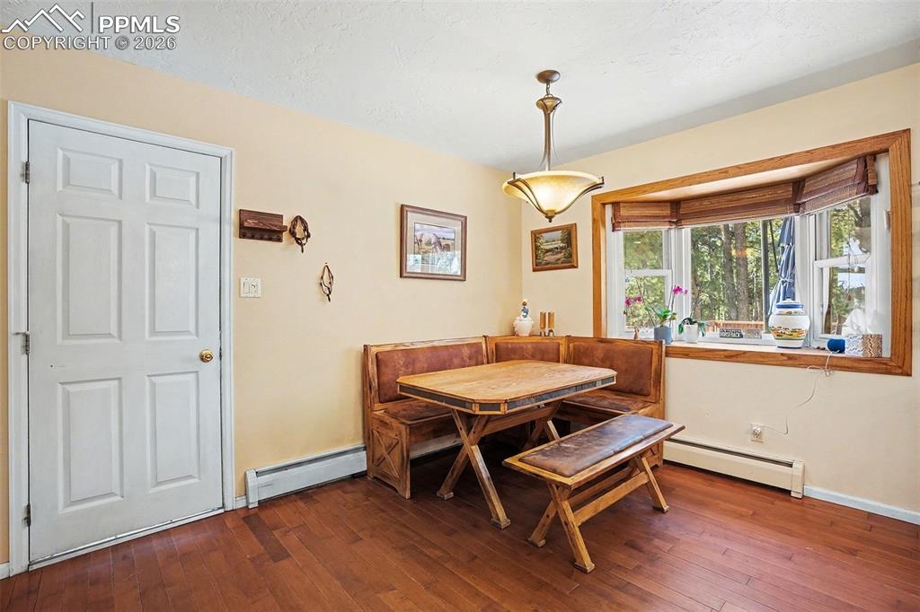 Image 17 of 50: Dining Area