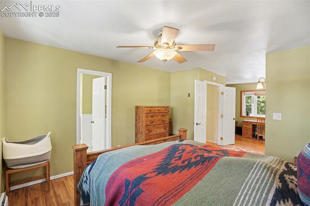 Image 19 of 50: Bedroom