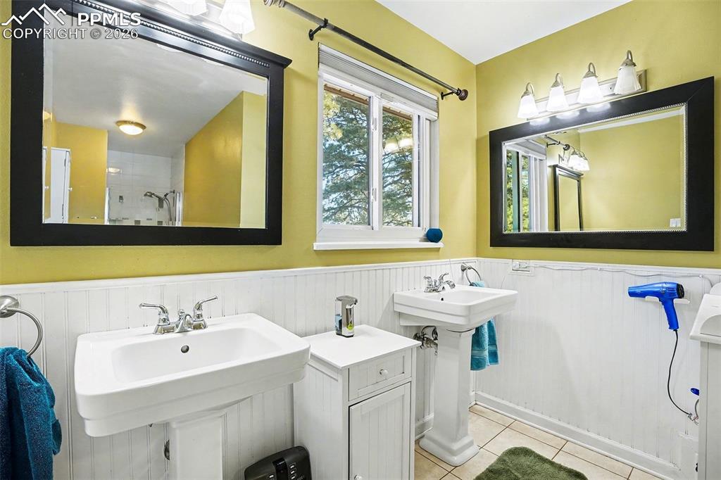 Image 21 of 50: Bathroom