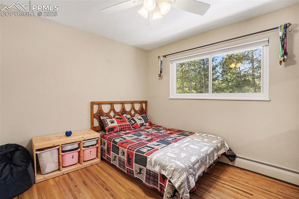 Image 23 of 50: Bedroom