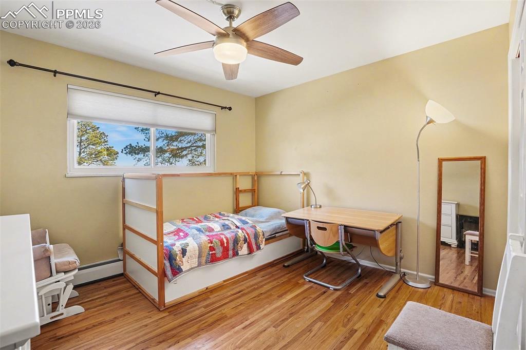 Image 24 of 50: Bedroom