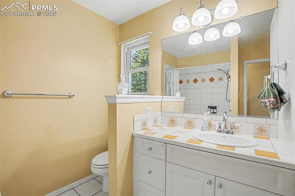 Image 25 of 50: Bathroom