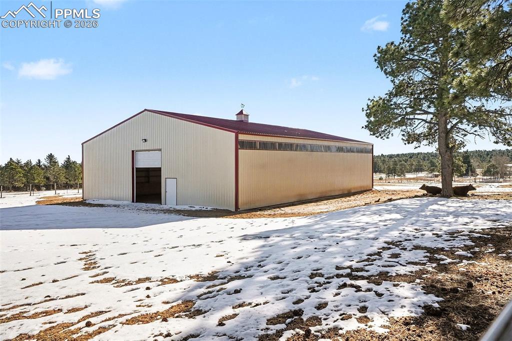 Image 31 of 50: indoor riding arena