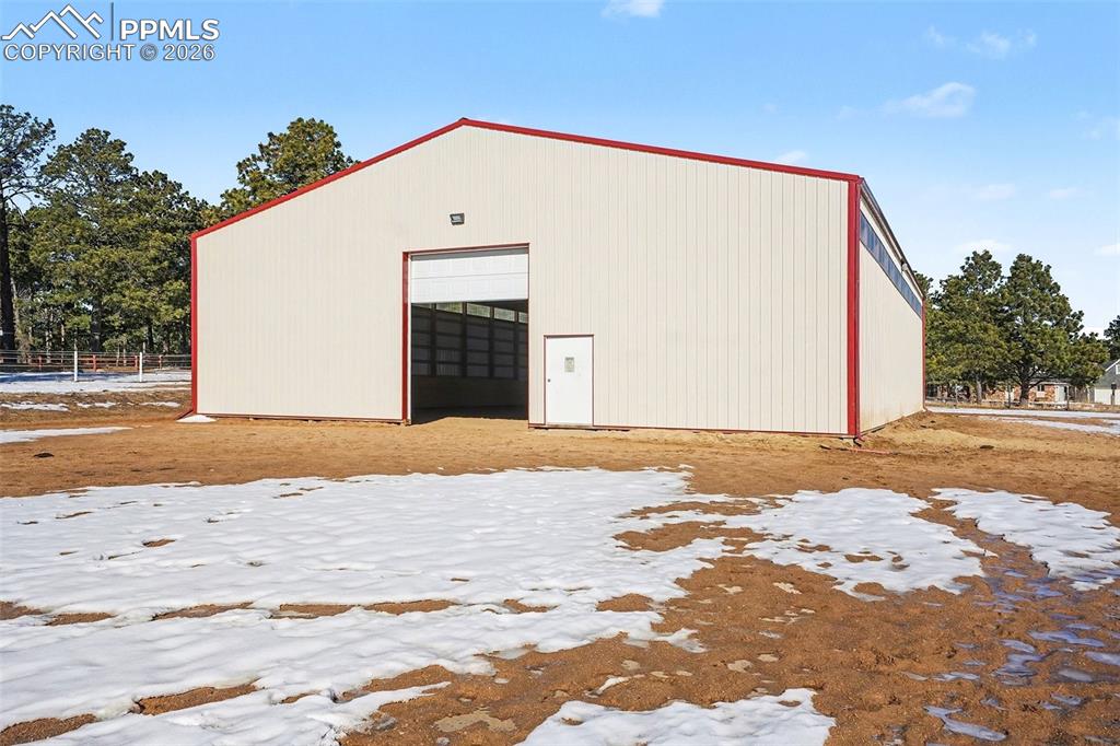 Image 32 of 50: indoor riding arena