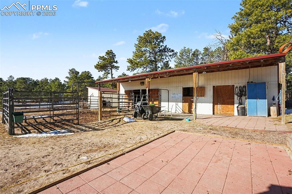 Image 35 of 50: Stable