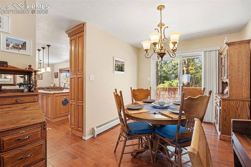 Image 8 of 50: Dining Area