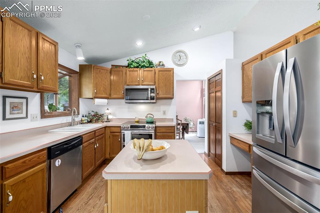 Image 10 of 50: Kitchen