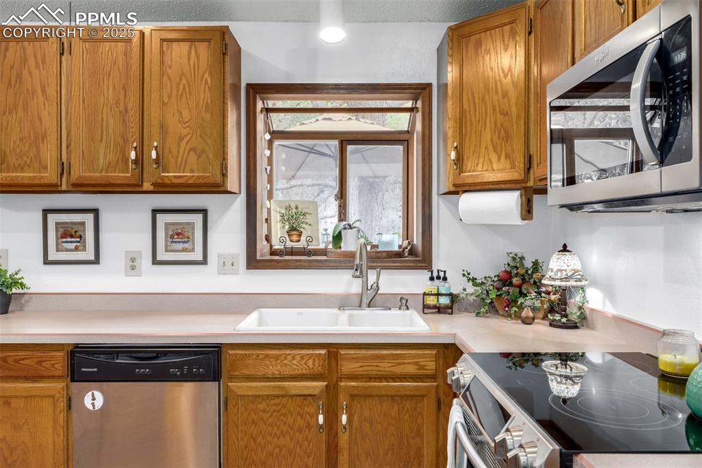 Image 11 of 50: Kitchen