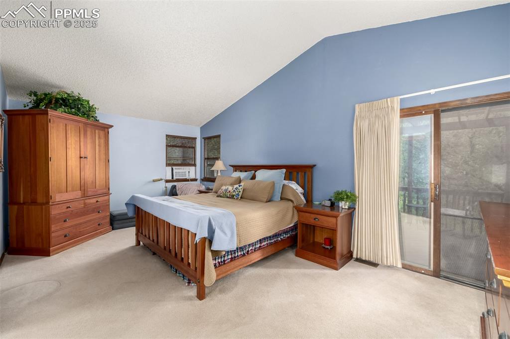Image 14 of 50: Bedroom