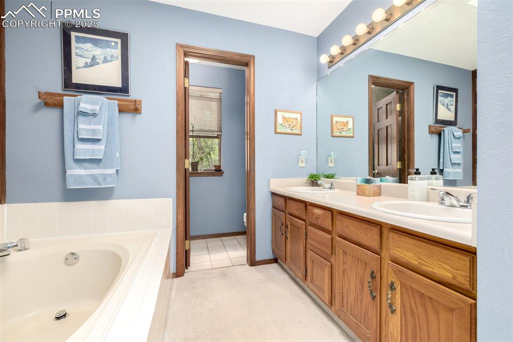 Image 16 of 50: Bathroom