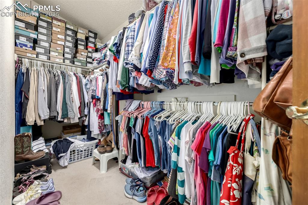 Image 17 of 50: Closet