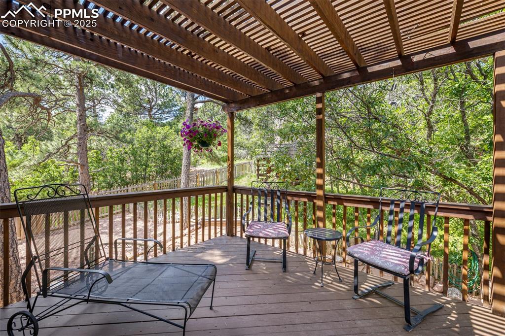 Image 40 of 50: Deck