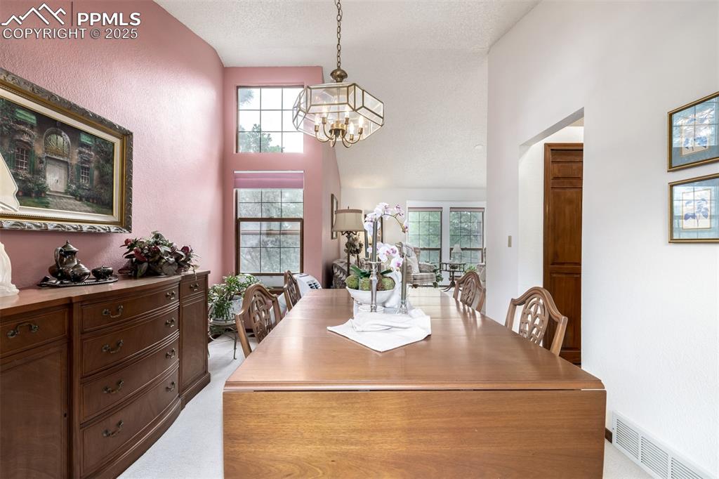 Image 5 of 50: Dining Area