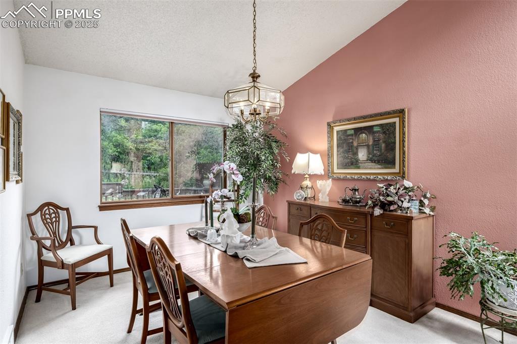 Image 6 of 50: Dining Area