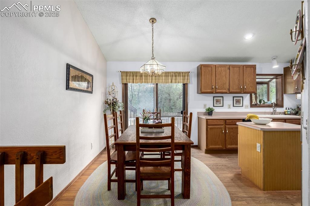 Image 7 of 50: Dining Area