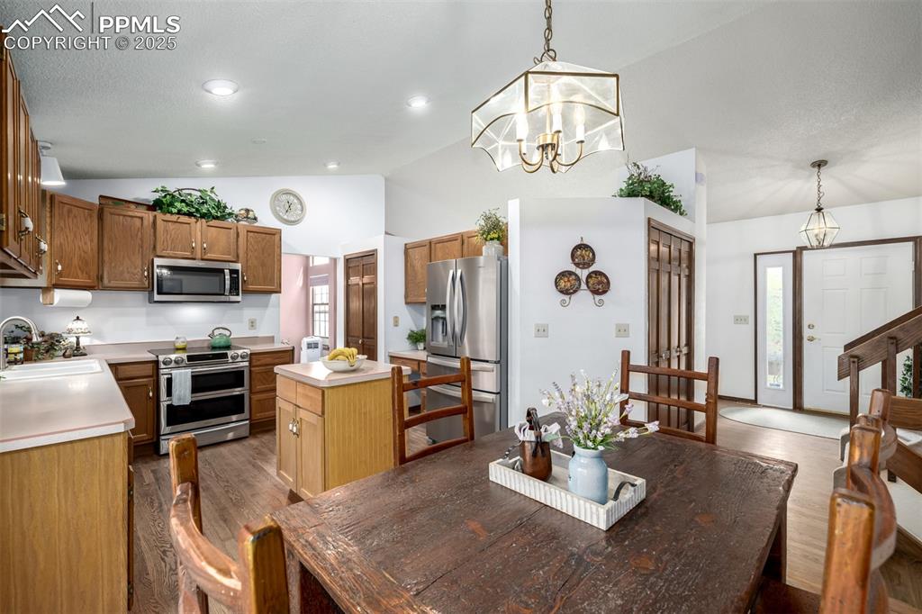 Image 8 of 50: Kitchen