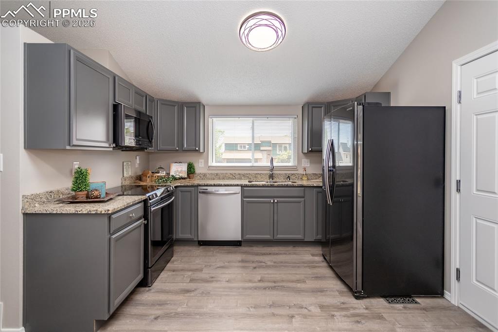 Image 17 of 46: Kitchen