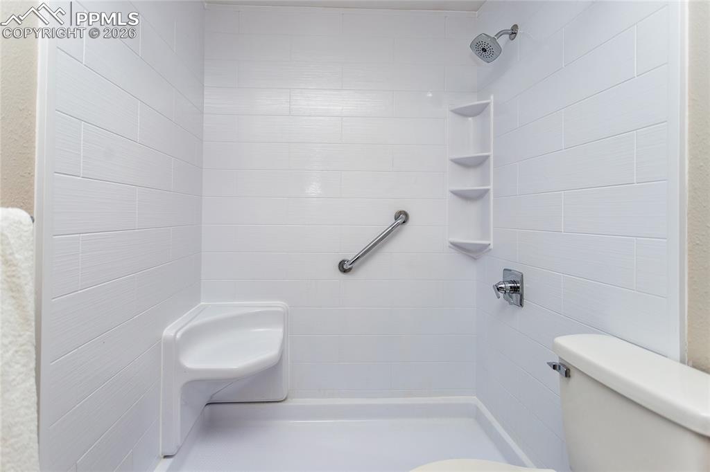 Image 26 of 46: Bathroom