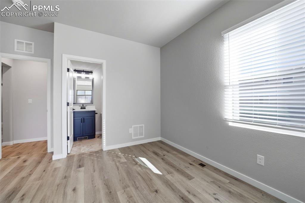 Image 17 of 50: Bedroom