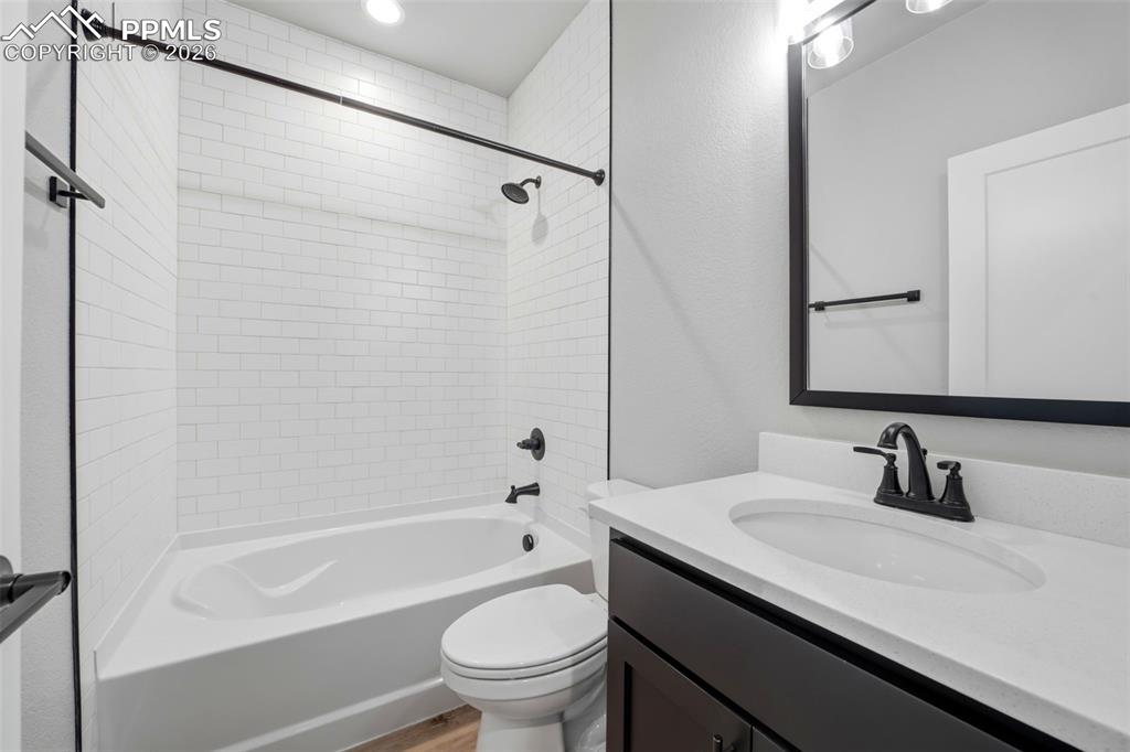 Image 22 of 50: Bathroom