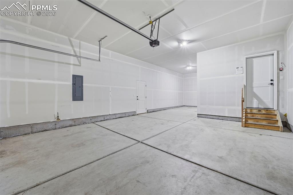 Image 28 of 50: Garage