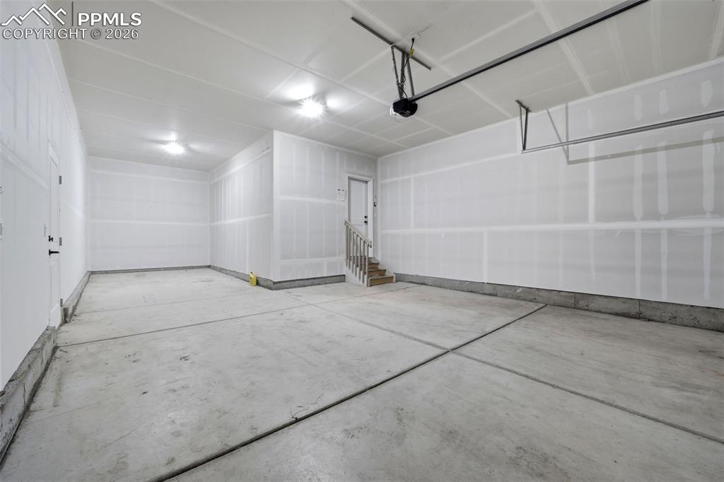 Image 29 of 50: Garage