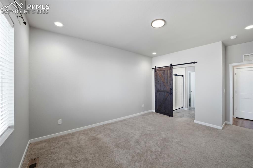 Image 31 of 50: Bedroom