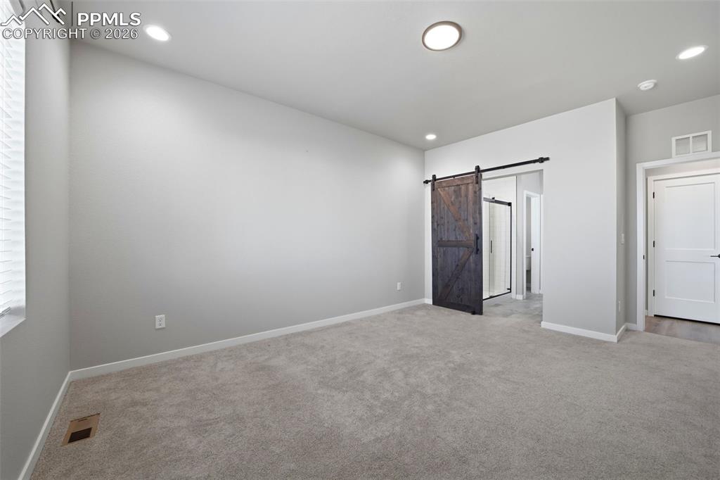 Image 33 of 50: Bedroom