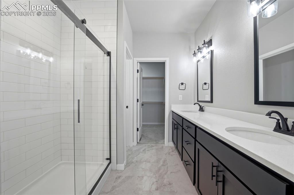 Image 35 of 50: Bathroom