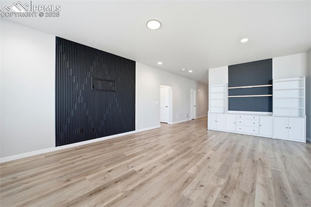 Image 5 of 50: Living Room