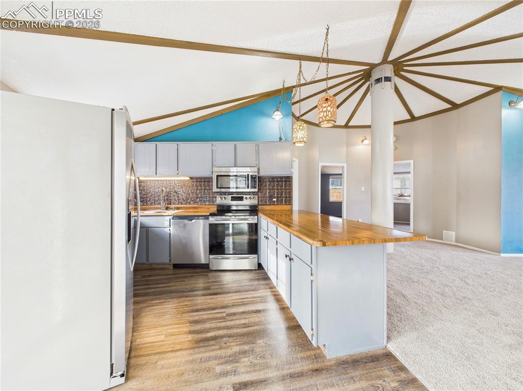 Image 15 of 42: Kitchen