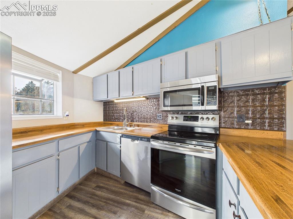 Image 16 of 42: Kitchen