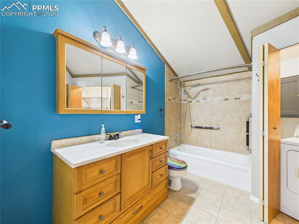 Image 19 of 42: Bathroom